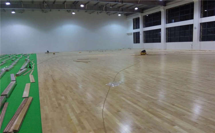 五角楓舞臺(tái)運(yùn)動(dòng)木地板怎么翻新？