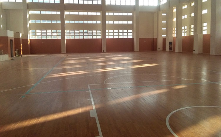 五角楓舞臺(tái)運(yùn)動(dòng)木地板怎么翻新？