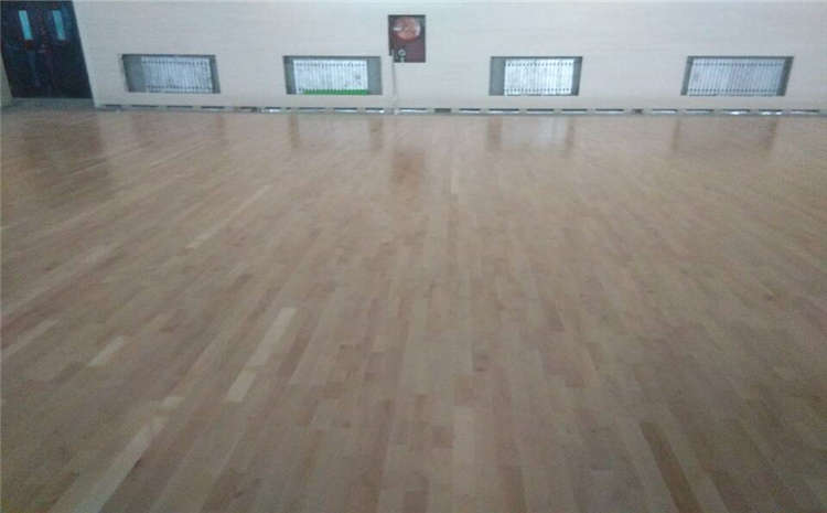 五角楓風(fēng)雨操場地板怎么維修？