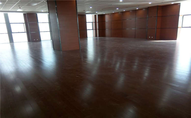 24厚羽毛球館木地板翻新施工