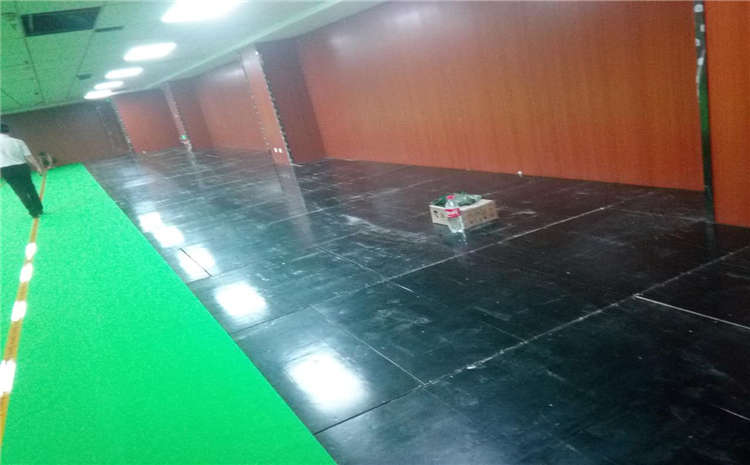 松木舞臺運動木地板怎么翻新