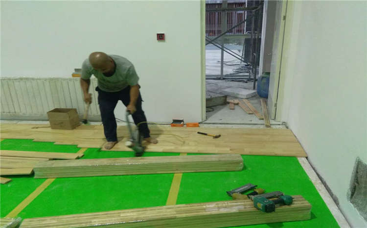 柞木舞臺運動木地板價格是多少錢？