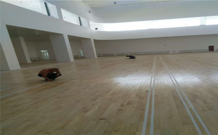 五角楓風(fēng)雨操場地板怎么維修？