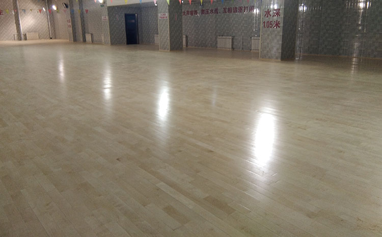 拼接板籃球場地木地板價格是多少錢？