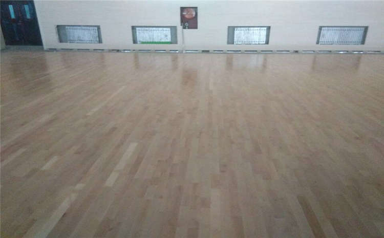 五角楓風雨操場地板雙層龍骨結(jié)構(gòu)