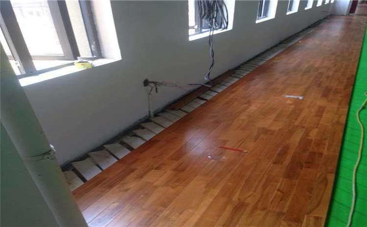 指接板風(fēng)雨操場地板多少錢一平米？